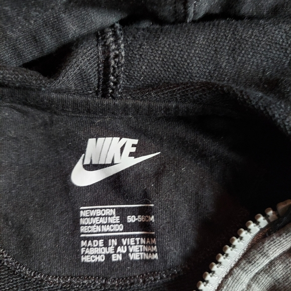 Adorable Nike Romper NB - Picture 2 of 2